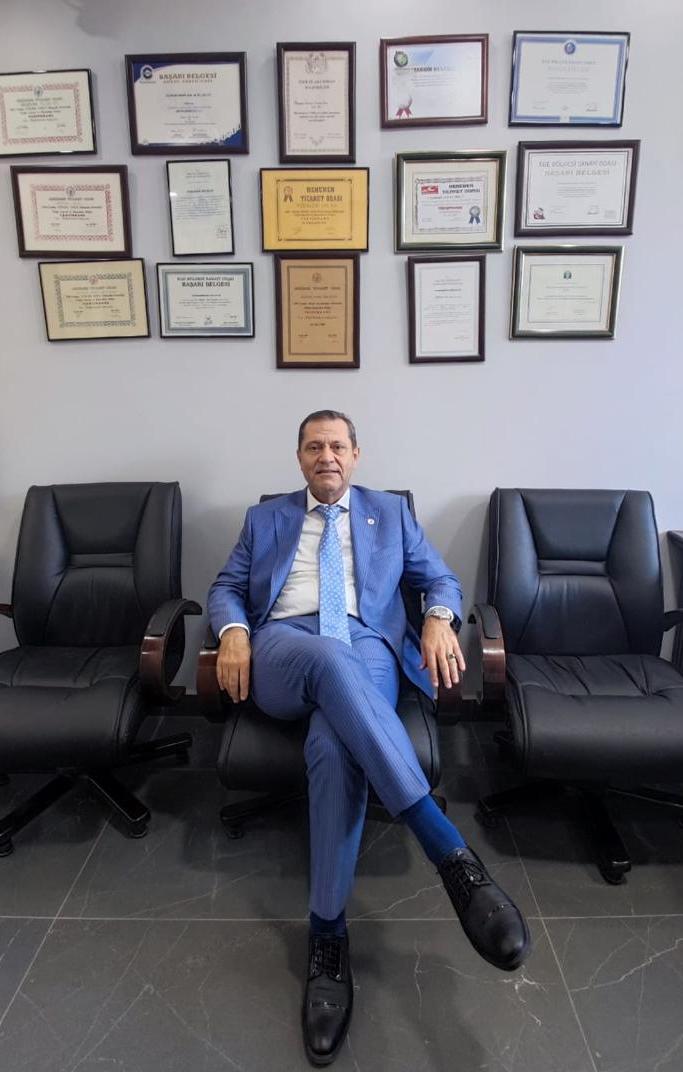Sertifikalarının önünde Berrah Celep
